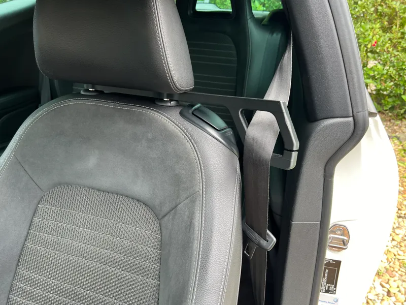 Belt extender for coupe cars