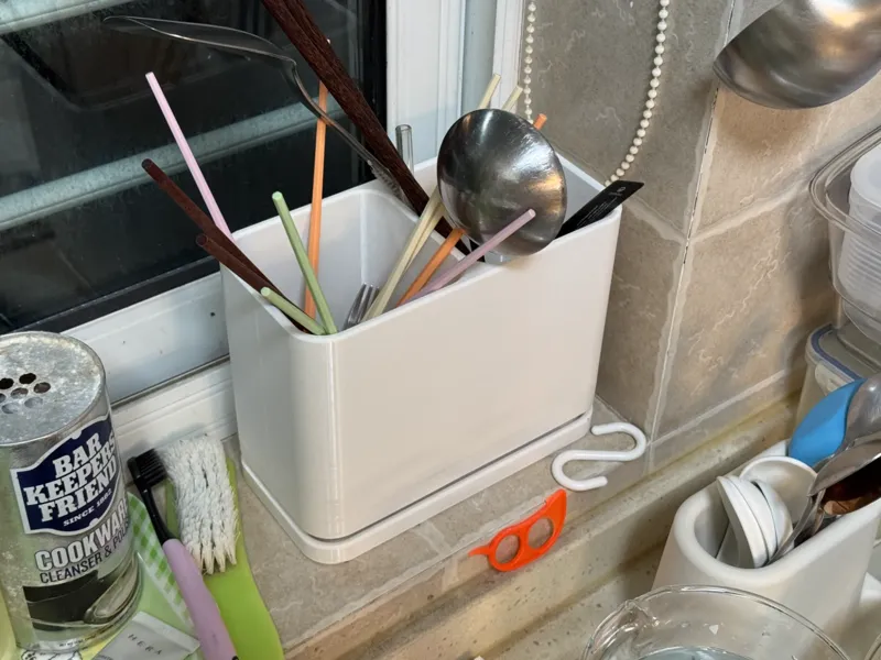 带有沥水底座的餐具收纳盒