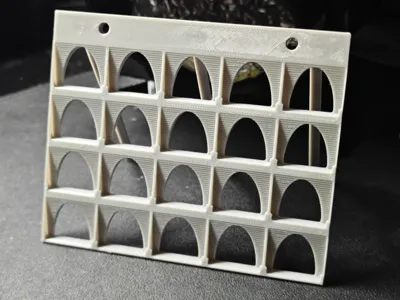 【Filament Swatch Holder】Freestanding or wall-mountable 16-hole board, designed with the shape of the Colosseum's arches