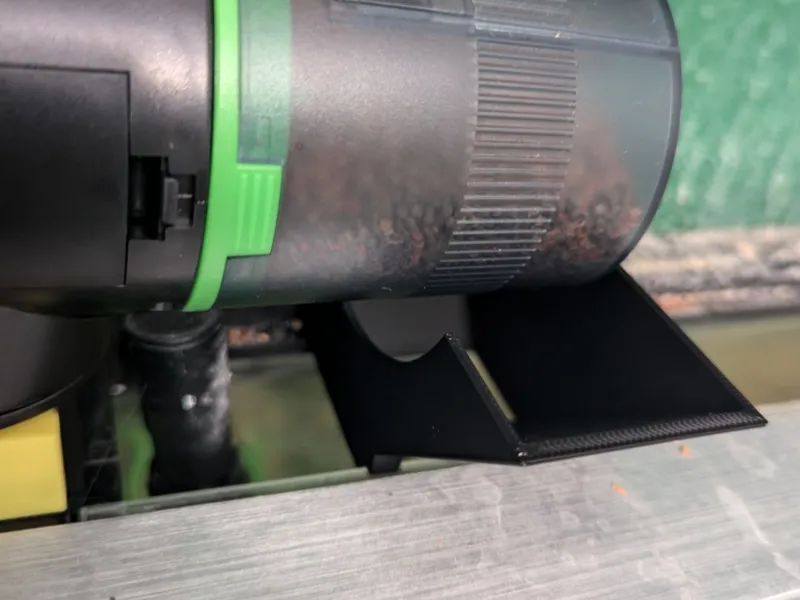 Auto fish feeder funnel