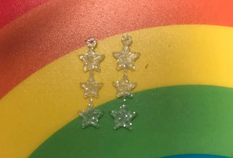 Earring stars alligned