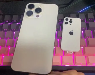 iPhone 15 Pro Max Keychain