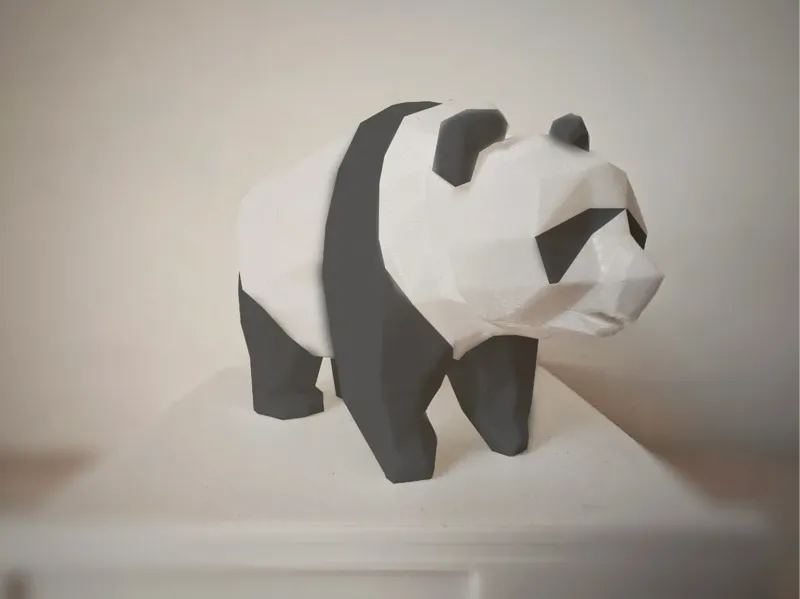 一个把玩的熊猫
