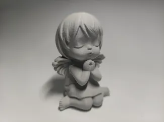 虔诚祈祷的天使小女孩