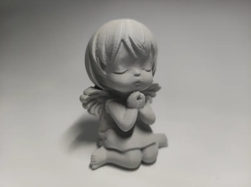 虔诚祈祷的天使小女孩