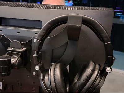Vesa Headphone Hanger