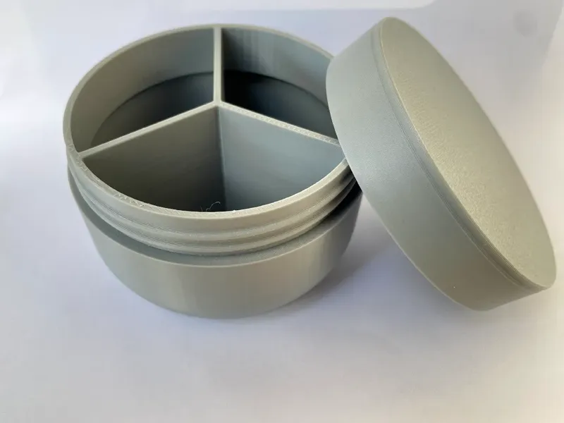 container with 3 compartments