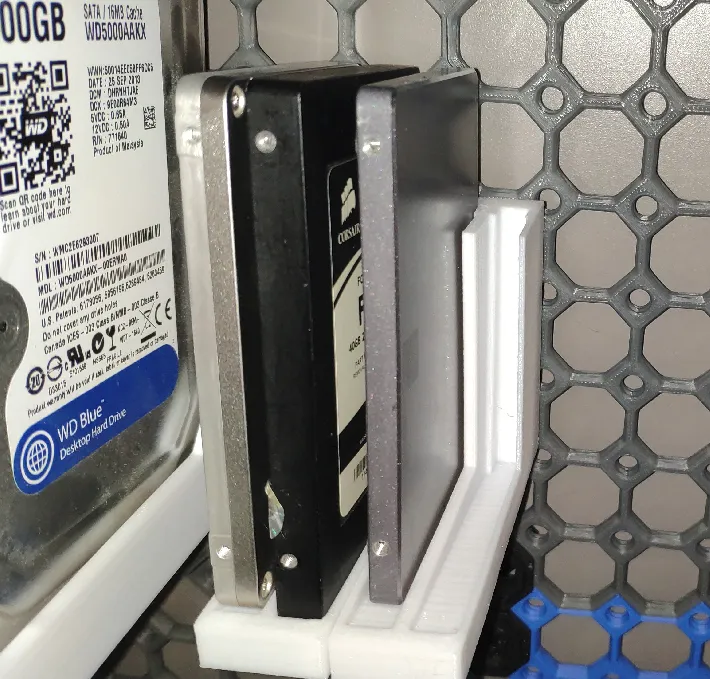 Simple HDD/SSD holder for multiboard&multiconnect