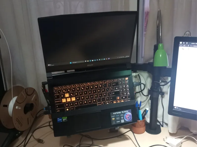 Laptop floating support