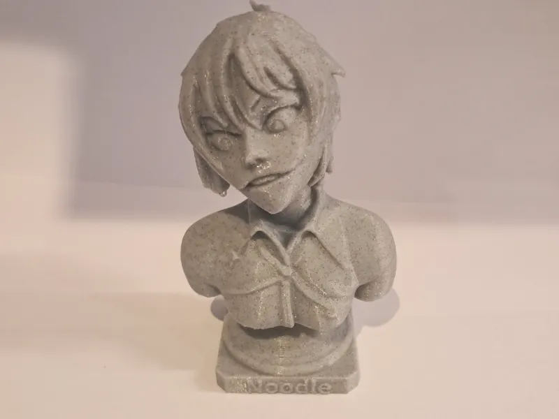 Statue von Noodle von den Gorillaz