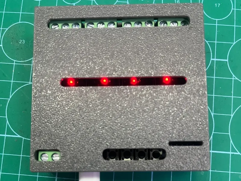 已接入米家的智能开关继电器4 路模块外壳