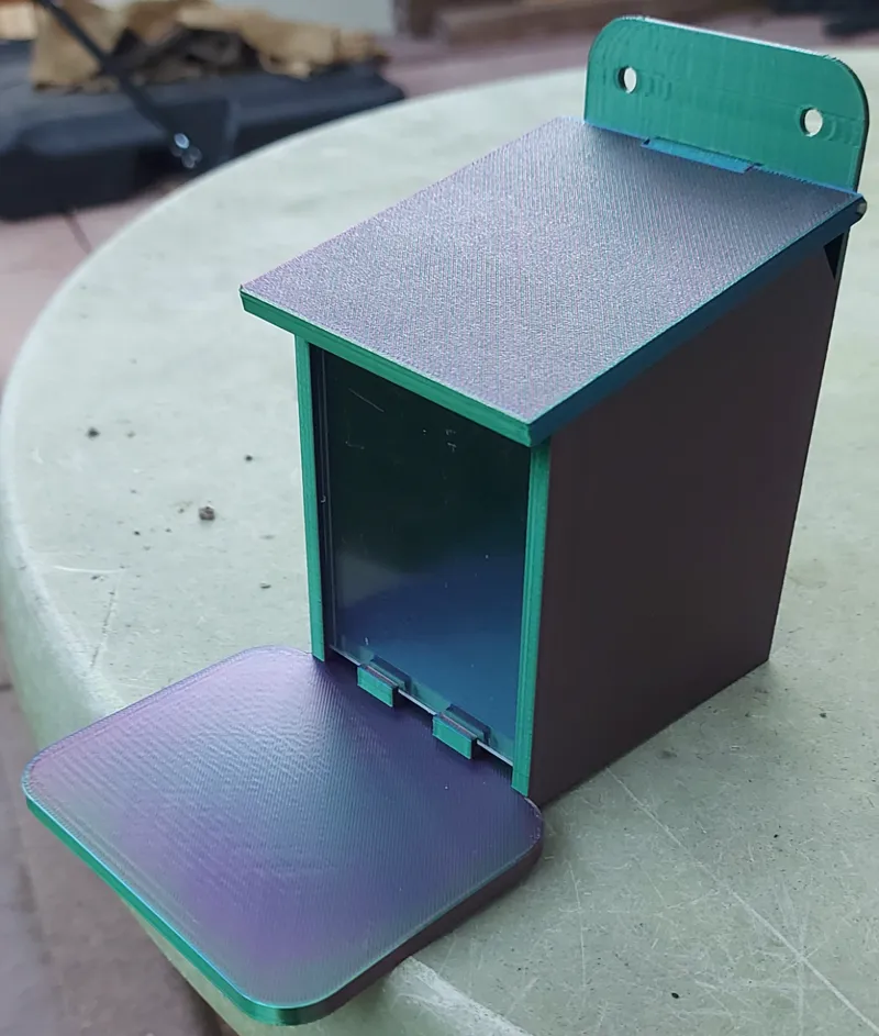Squirrel feeder reinforced