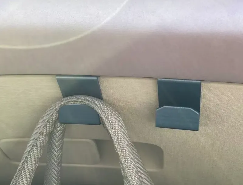 比亚迪海豚-副驾挂钩
