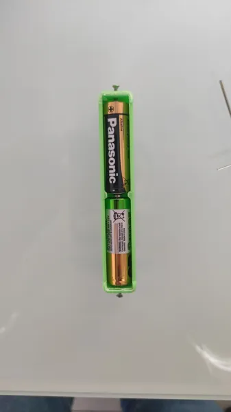 Boîtier de piles AA 3V avec contacts à vis M2