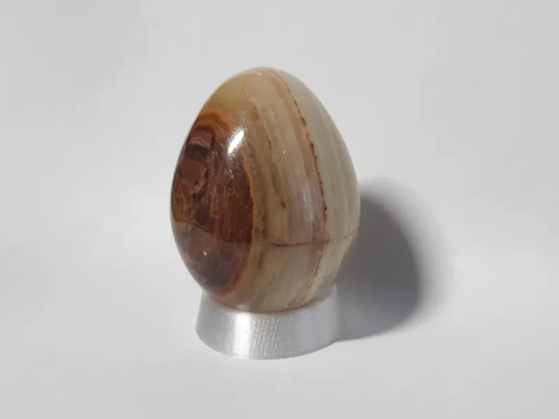 Minimalist stand for round objects