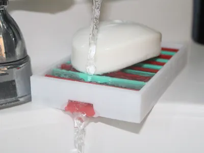 Self draining soap tray