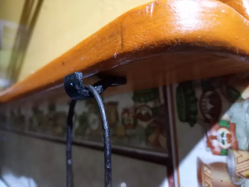 Simple hook to mount light things