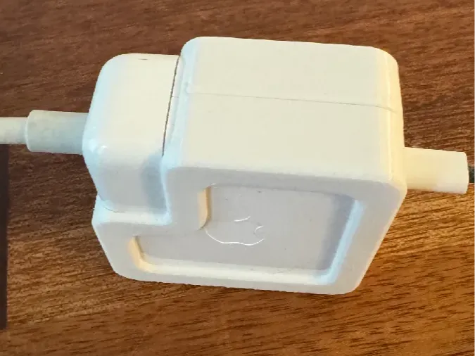 Apple Macbook Air 70W Magsafe charger case