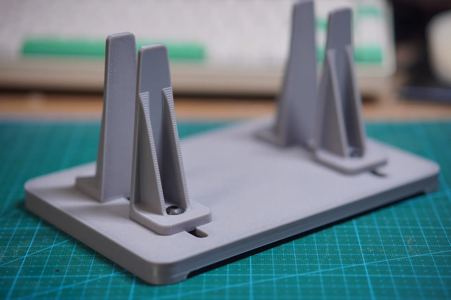 可调节厚度的垂直笔记本电脑支架 Adjustable laptop stand