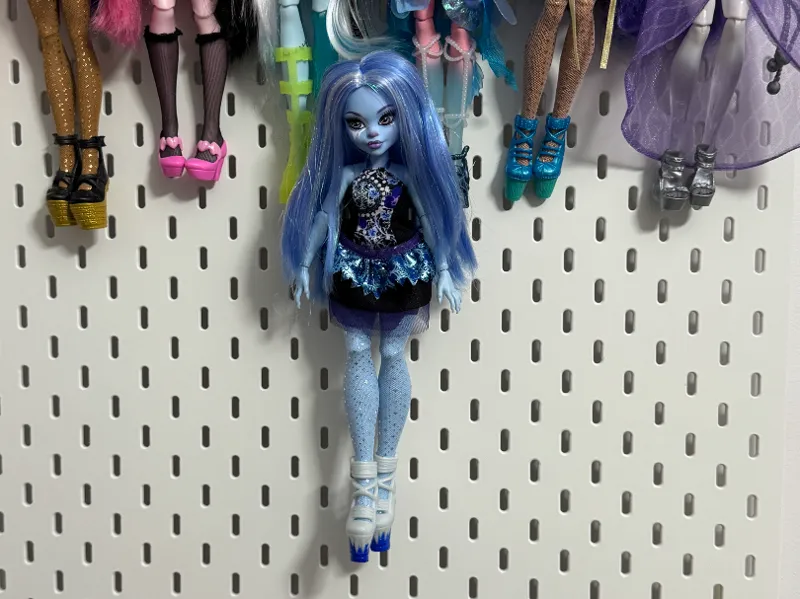 Monster High display IKEA Skadis -Abbey Bominable