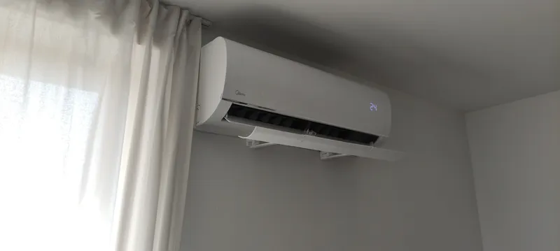 Adjustable air conditioner deflector
