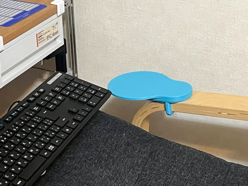 マウステーブル（IKEA POÄNG アームチェア用）
