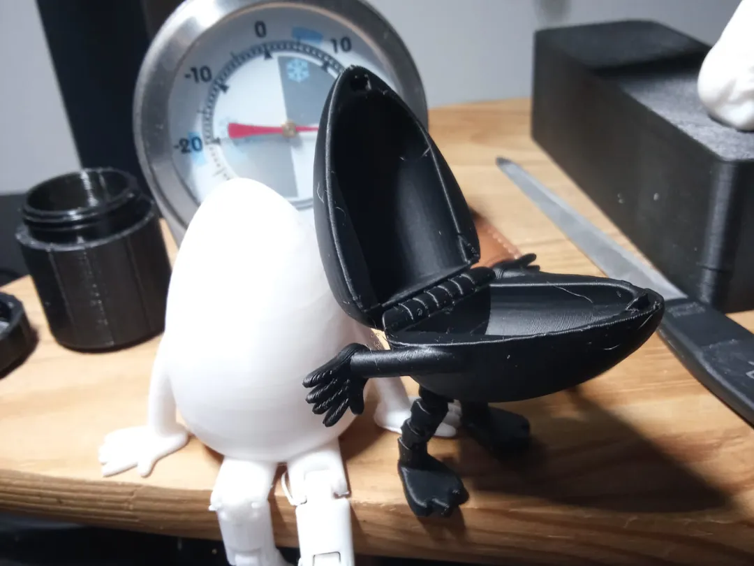 Figurine assise surprise
