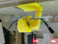 Porte-lunettes à coller sous le bureau — photo 1