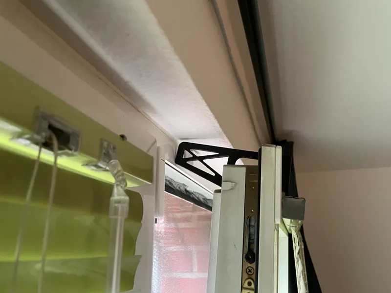 Hold open a tilted window on windy days