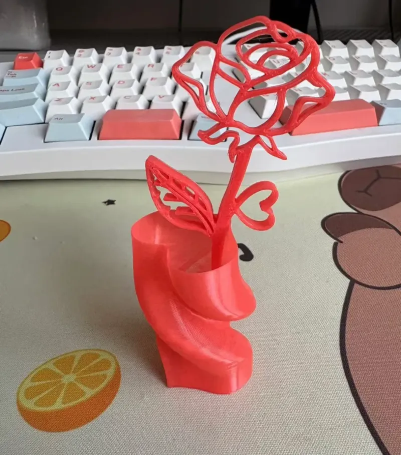 心型玫瑰和花瓶