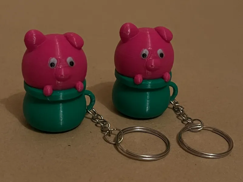 Piggy bank keychain " Świnka w kubku "