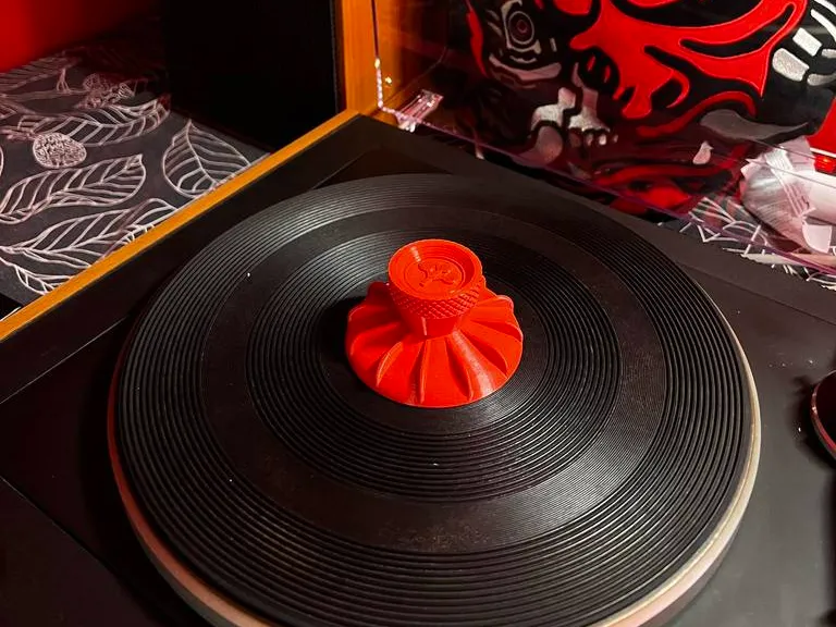 Customizable turntable clamp