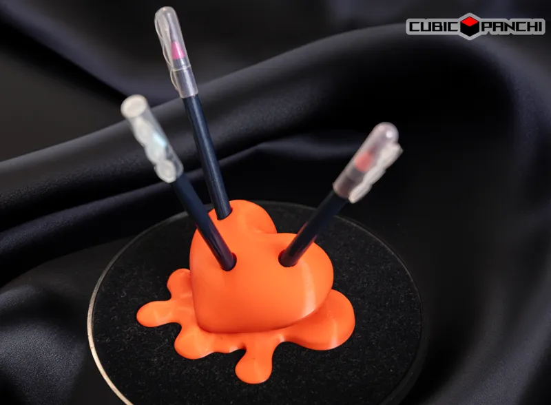 Stabbed Heart Penstand 