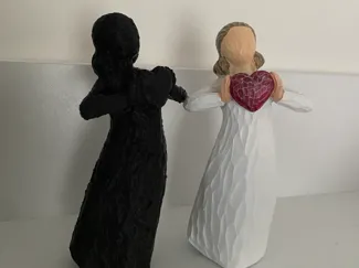 Figur mit Herz 