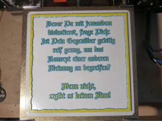 Schild: Konzept der anderen Meinung (DE & EN)