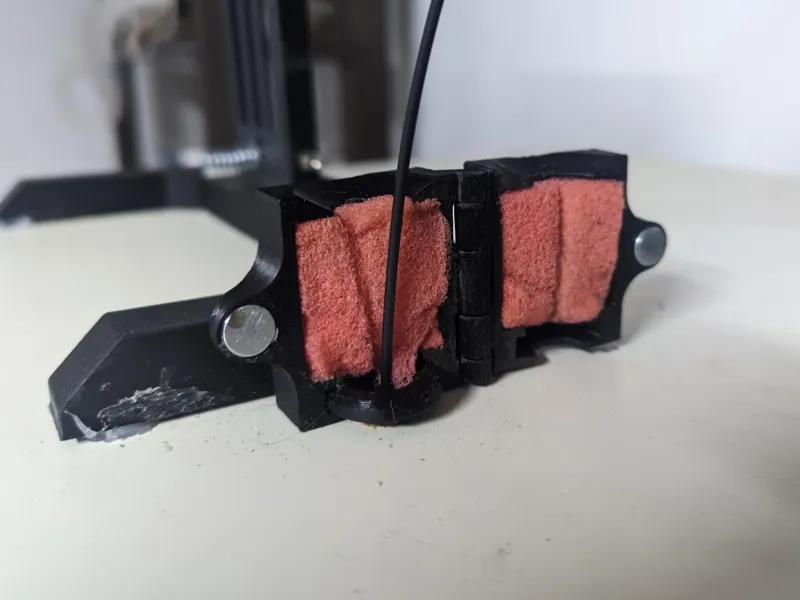 Enclosure filament cleaner