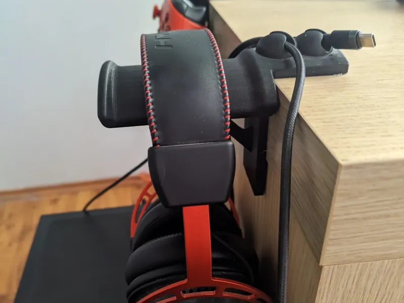 Headphone holder with cable organizer