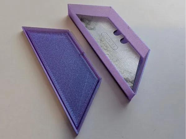 Boîte minimaliste pour lames de rasoir
