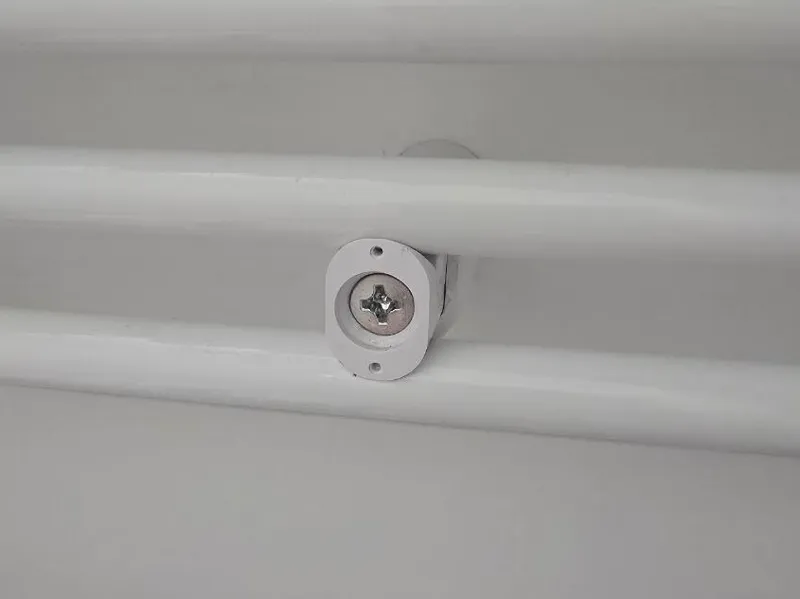 Plug for fastening a heated towel