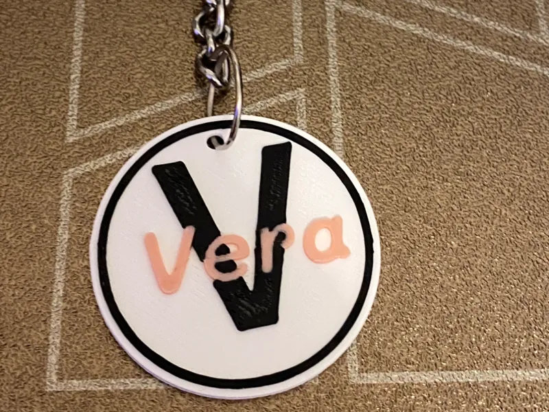 Porta-chaves xom letra V e nome