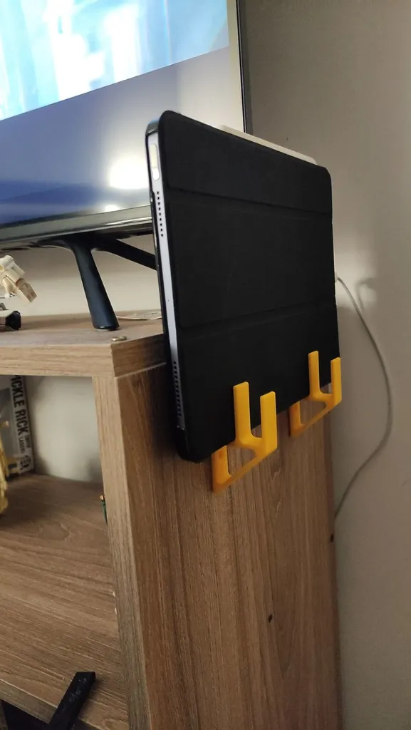 Lateral furniture gadgets holder