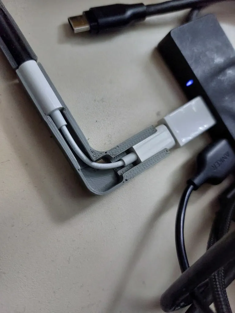 Apple 3.5mm usb c dongle holder