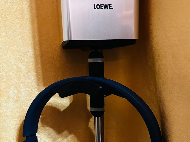 Headphones mount