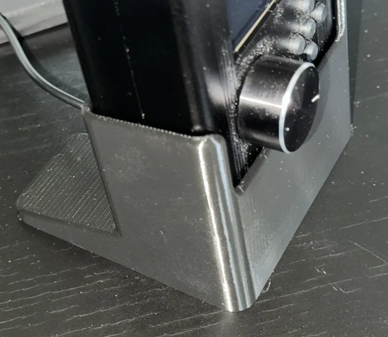 HackRF One & PortaPackH2 stand + slot for charging