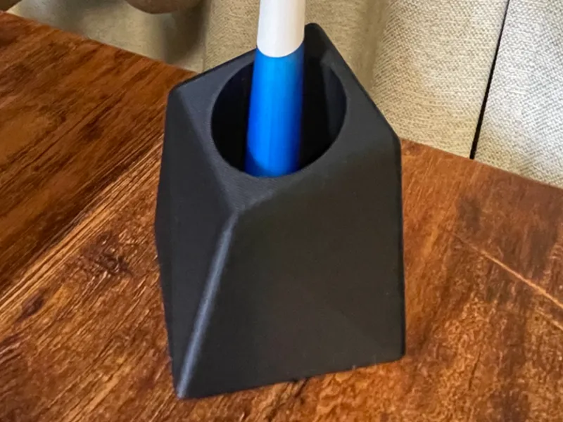 SIMPLE PEN STAND