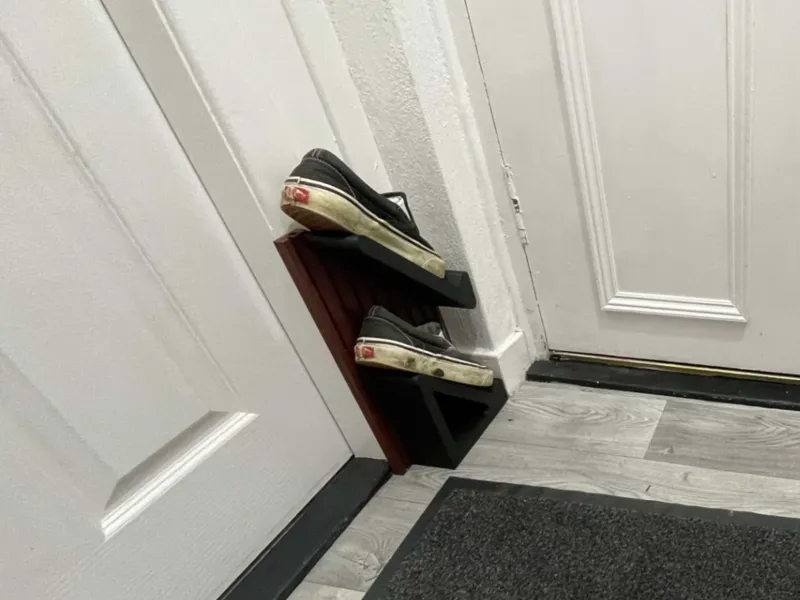 Tight-Space Scalable Shoe rack