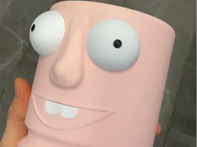 Drink holder in the shape of a stupid head