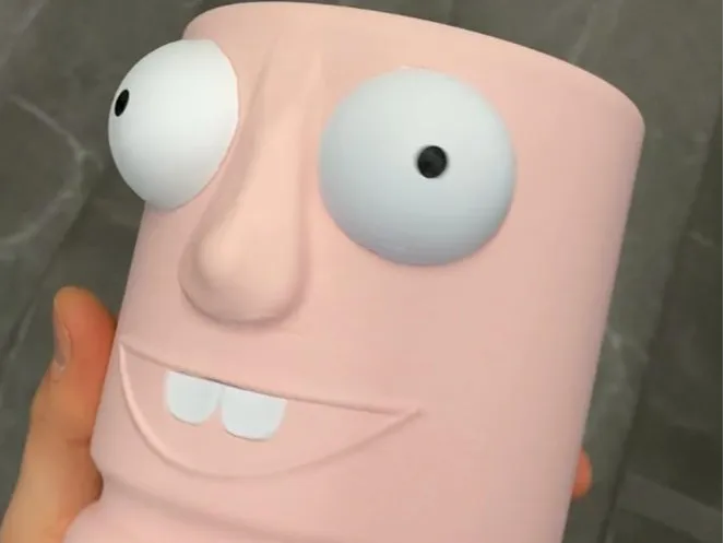 Drink holder in the shape of a stupid head