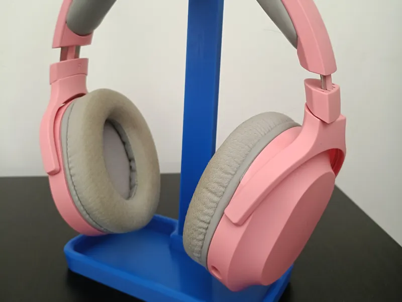 Headphones stand with tray