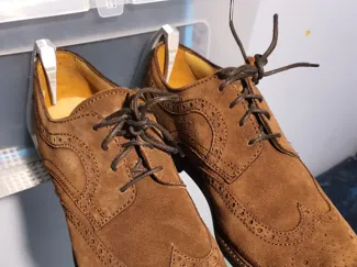 Wall-mountable floating shoe holder